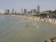 بالصور: حركة تجارية وسياحية نشطة تعيشها مدينة يافا منذ صباح اليوم 